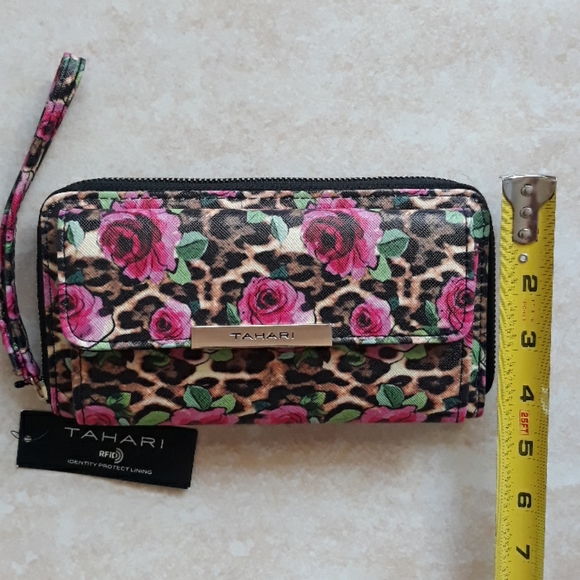 Tahari RFID pretty wristlet - Picture 8 of 14